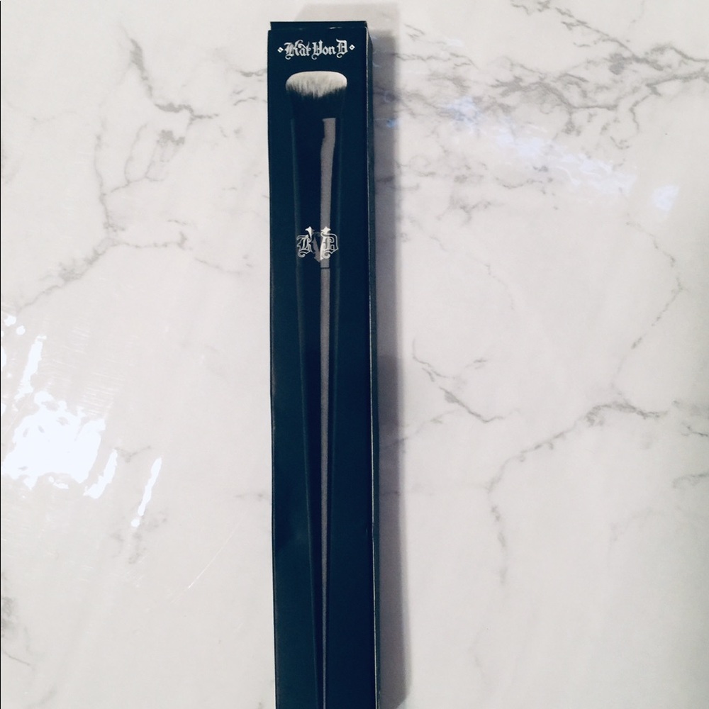 Kat Von D Lock-It Edge Concealer Brush